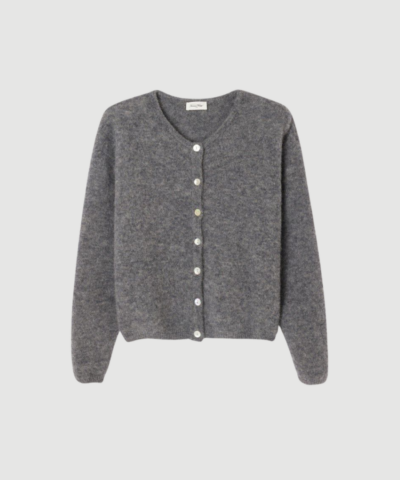 Vitow Jumper fra American Vintage i Acier Chine er en blød og fluffy strik med afslappet pasform. En komfortabel og stilren sweater, perfekt til både hverdag og lag‑på‑lag.