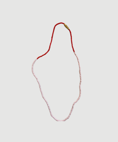 Ana Necklace fra Annavii er en håndlavet halskæde med farverige glasperler og messinglås. En elegant kæde på 45 cm, perfekt alene eller i lag med andre smykker.