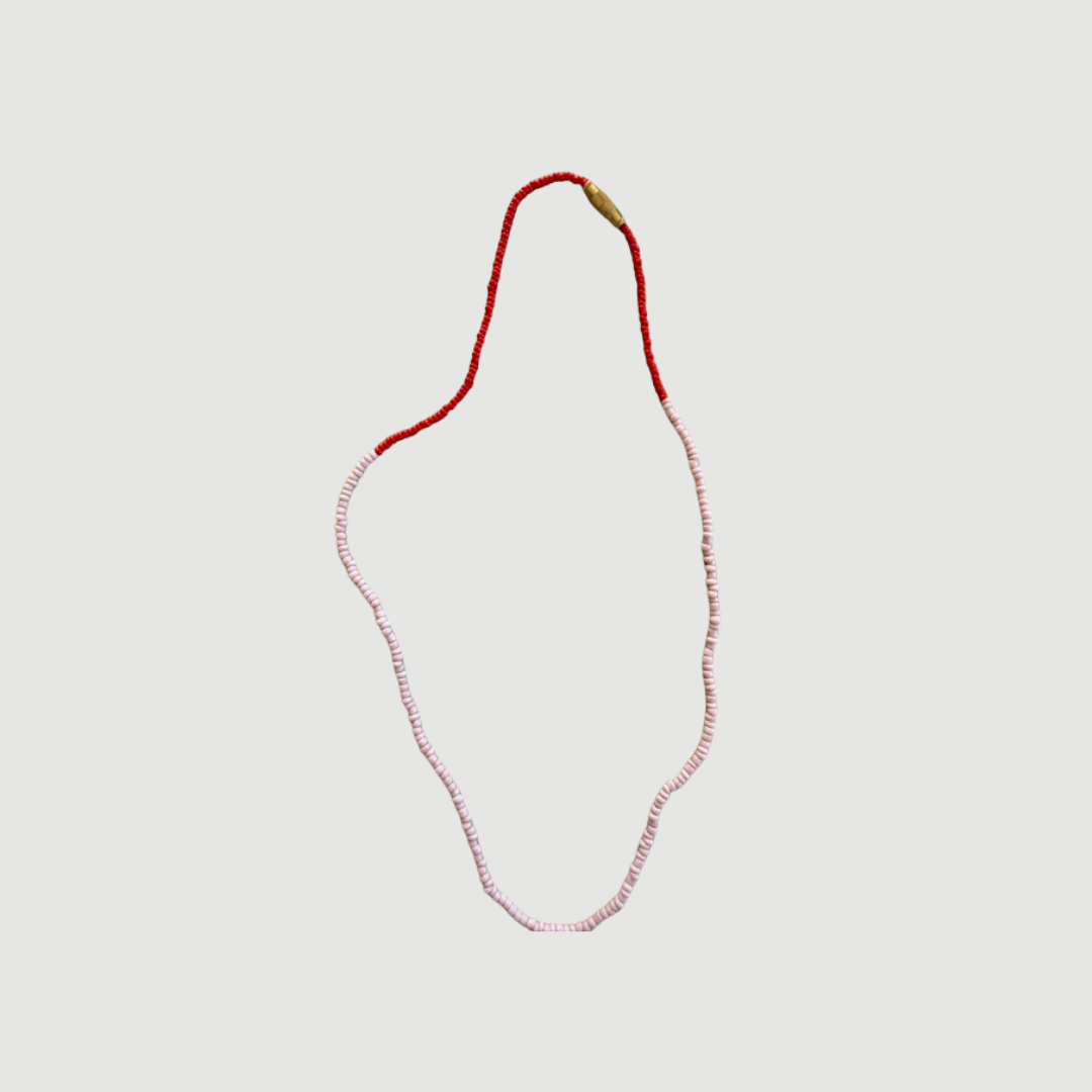 Ana Necklace fra Annavii er en håndlavet halskæde med farverige glasperler og messinglås. En elegant kæde på 45 cm, perfekt alene eller i lag med andre smykker.