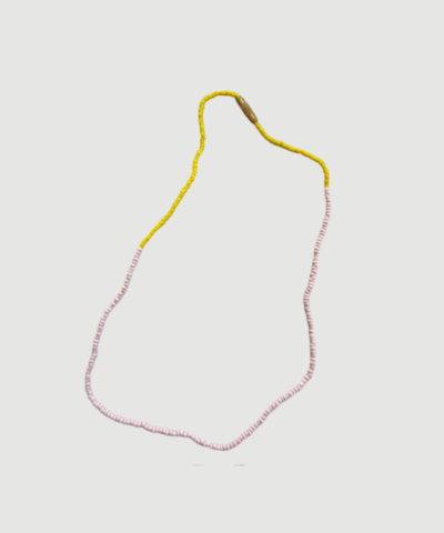 Ana Necklace fra Annavii i rosa og gul er en håndlavet halskæde med glasperler og messinglås. En elegant kæde på 45 cm, perfekt alene eller til layering.