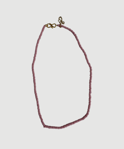 Kala Necklace fra Annavii i lyserød er en håndlavet halskæde med glasperler og messinglås. En feminin og stilren kæde perfekt til både hverdag og layering.
