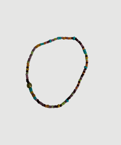 Nila Perlearmbånd i multi farver med elastik. Et farverigt og feminint armbånd med små perler – perfekt til hverdag og layering.