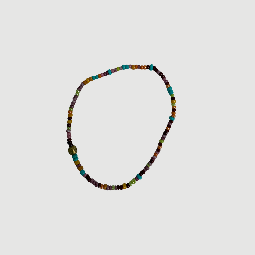 Nila Perlearmbånd i multi farver med elastik. Et farverigt og feminint armbånd med små perler – perfekt til hverdag og layering.