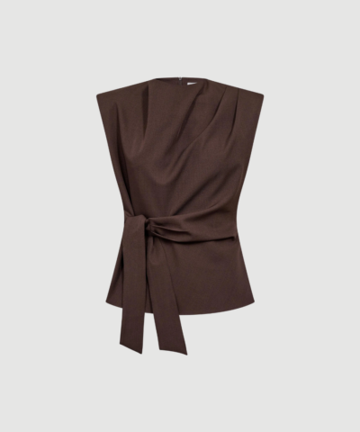 LunaCC Pleat Top fra Co’Couture i brun er en feminin top med plisserede detaljer og let pasform. En elegant og alsidig style til både hverdag og fest.