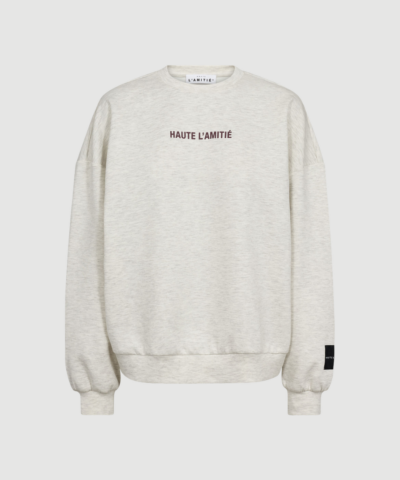 Back Print Studio Sweat i grå melange er en sweatshirt med afslappet pasform og grafisk print på ryggen. En stilren og komfortabel style til hverdag.
