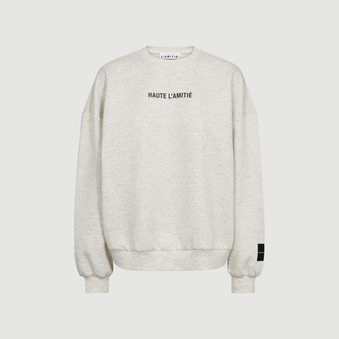 Back Print Studio Sweat i grå melange er en sweatshirt med afslappet pasform og grafisk print på ryggen. En stilren og komfortabel style til hverdag.