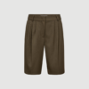 Premiere Bermuda i army er stilrene shorts med længere længde og komfortabel pasform. Perfekte til både hverdagsbrug og mere elegante sommerlooks.