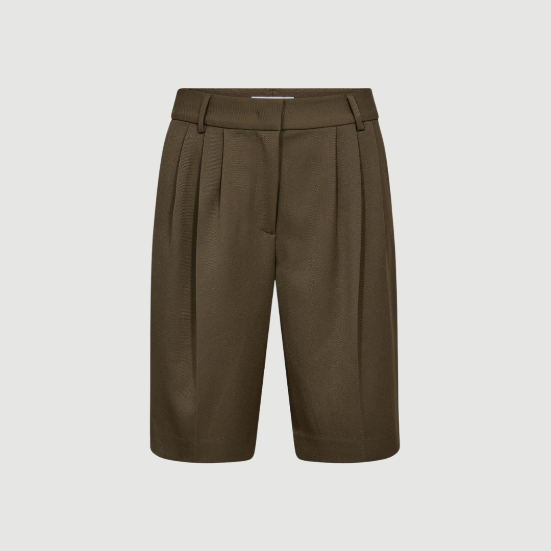 Premiere Bermuda i army er stilrene shorts med længere længde og komfortabel pasform. Perfekte til både hverdagsbrug og mere elegante sommerlooks.