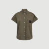 Enigma NS Logo Shirt i mud er en ærmeløs skjorte med afslappet pasform og blød bomuld/lyocell kvalitet. En stilren og moderne style perfekt til hverdag og layering.