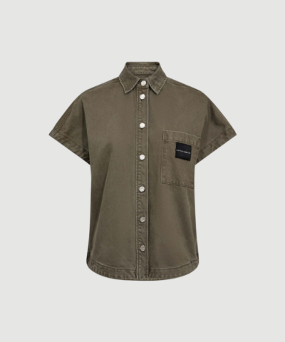 Enigma NS Logo Shirt i mud er en ærmeløs skjorte med afslappet pasform og blød bomuld/lyocell kvalitet. En stilren og moderne style perfekt til hverdag og layering.