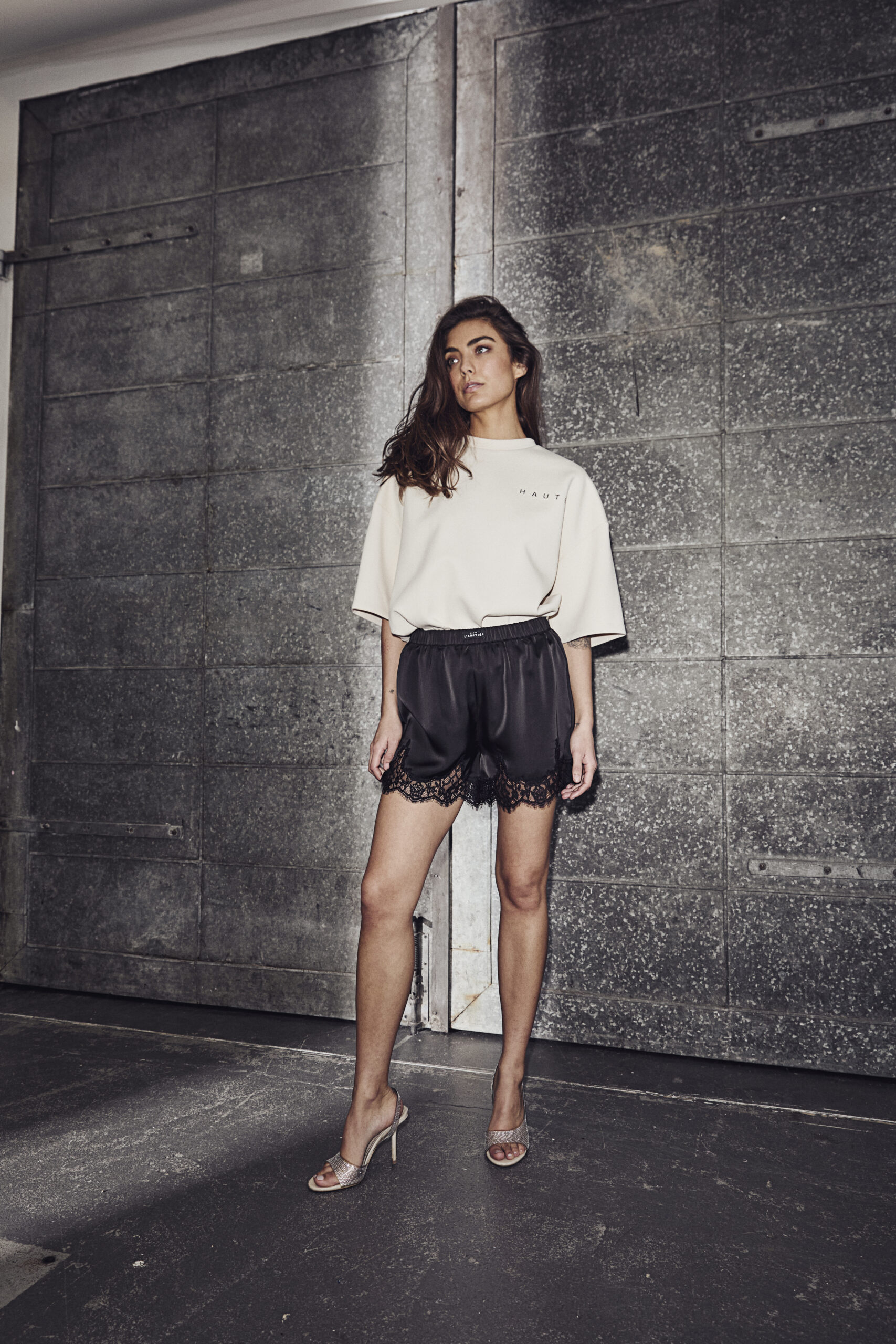 Haute L’Amitié - Maxi Split SS Logo Sweat – Pearl / Black - Billede 2