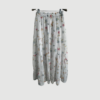 Clarise Skirt i hvid med blomsterprint er en let bomuldsnederdel med elastisk talje og feminin pasform. Perfekt til sommerlige og afslappede looks.