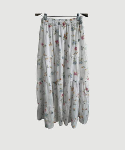 Clarise Skirt i hvid med blomsterprint er en let bomuldsnederdel med elastisk talje og feminin pasform. Perfekt til sommerlige og afslappede looks.