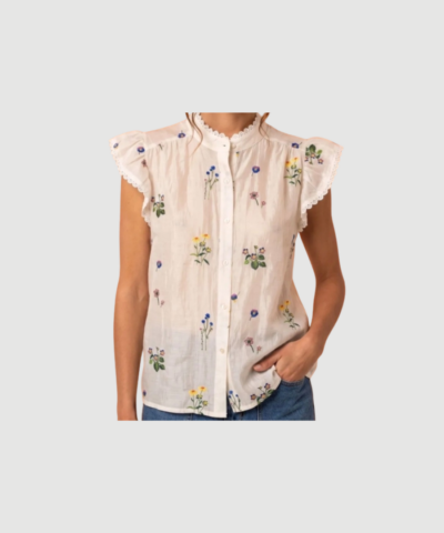 Elsa Top i hvid er en let og feminin top i blød tencel med afslappet pasform. En stilren og komfortabel basis, perfekt til både hverdag og layering.