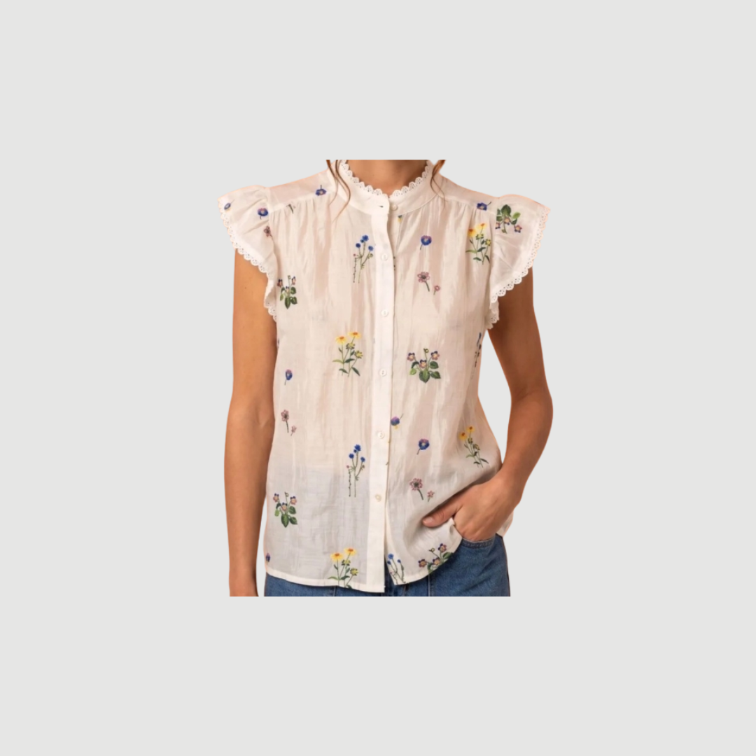 Elsa Top i hvid er en let og feminin top i blød tencel med afslappet pasform. En stilren og komfortabel basis, perfekt til både hverdag og layering.