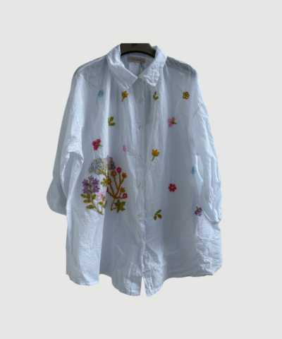 Lecoco skjorte i hvid med broderede blomster er en let bomuldsskjorte med afslappet pasform og unikt udtryk. En feminin og stilfuld skjorte perfekt til både hverdag og sommer.