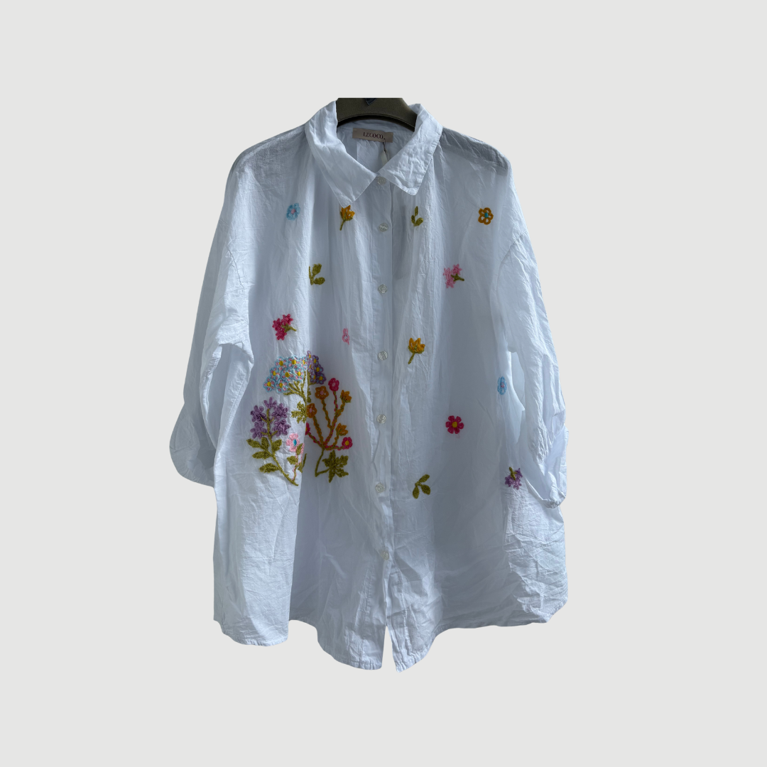 Lecoco skjorte i hvid med broderede blomster er en let bomuldsskjorte med afslappet pasform og unikt udtryk. En feminin og stilfuld skjorte perfekt til både hverdag og sommer.