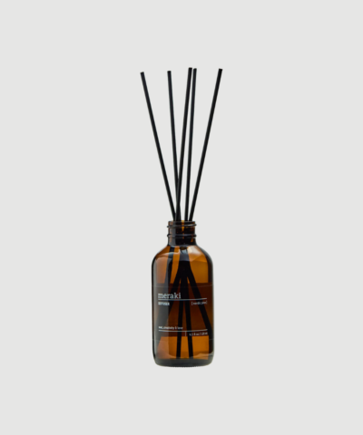 Meraki Nordic Pine diffuser 120 ml er en elegant duftdiffuser med frisk, nordisk duft. Perfekt til at skabe en rolig og naturlig atmosfære i hjemmet.