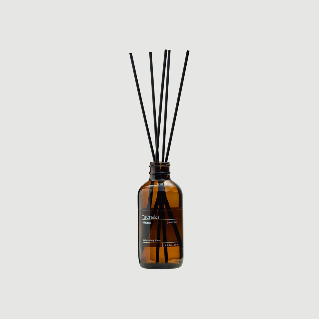 Meraki Nordic Pine diffuser 120 ml er en elegant duftdiffuser med frisk, nordisk duft. Perfekt til at skabe en rolig og naturlig atmosfære i hjemmet.