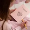 The Friend Book fra Moshi Moshi Mind er en inspirerende bog til refleksion og relationer. Perfekt som personlig gave eller kreativ vennebog med fokus på nærvær.