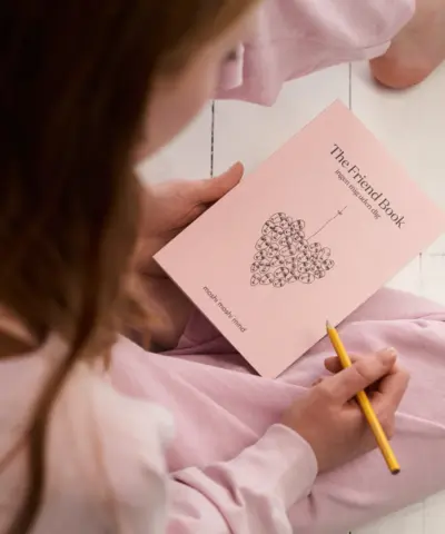 The Friend Book fra Moshi Moshi Mind er en inspirerende bog til refleksion og relationer. Perfekt som personlig gave eller kreativ vennebog med fokus på nærvær.