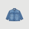 NUXA Outerwear fra MUNTHE er en blå denimjakke i økologisk bomuld med loose fit og boxy silhuet. En moderne og alsidig jakke, perfekt til både hverdag og lag‑på‑lag styling.