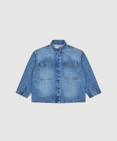 NUXA Outerwear fra MUNTHE er en blå denimjakke i økologisk bomuld med loose fit og boxy silhuet. En moderne og alsidig jakke, perfekt til både hverdag og lag‑på‑lag styling.
