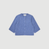 NABILLA Knit fra MUNTHE i blå er en strikket cardigan med rund hals, korte ærmer og blød kvalitet med uld og alpaka. En feminin og stilren strik, perfekt til både hverdag og layering.