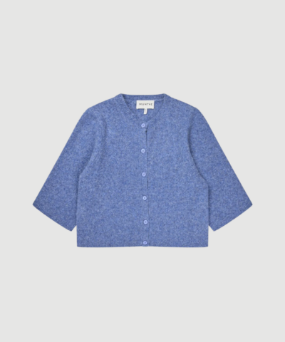 NABILLA Knit fra MUNTHE i blå er en strikket cardigan med rund hals, korte ærmer og blød kvalitet med uld og alpaka. En feminin og stilren strik, perfekt til både hverdag og layering.