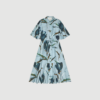 NANNY Dress fra MUNTHE i print grey er en elegant skjortekjole med bindebånd i taljen, korte ærmer og unikt kunstnerisk print. En feminin og alsidig kjole i let kvalitet.