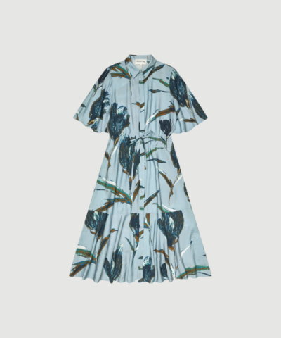 NANNY Dress fra MUNTHE i print grey er en elegant skjortekjole med bindebånd i taljen, korte ærmer og unikt kunstnerisk print. En feminin og alsidig kjole i let kvalitet.