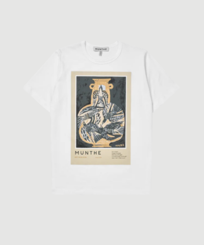 NYNNE T‑Shirt fra MUNTHE i hvid er en klassisk T‑shirt i økologisk bomuld med kunstnerisk print og regular pasform. En stilren og komfortabel basis med et moderne twist.