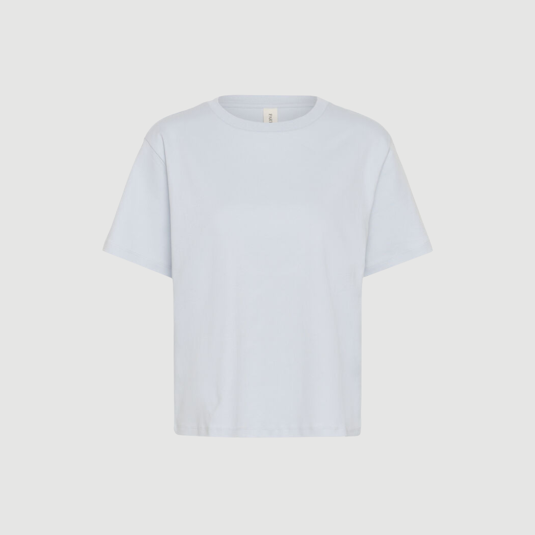 AnnePW T‑Shirt fra Part Two i Gray Dawn / Blue er en klassisk T‑shirt i økologisk bomuld med loose fit og minimalistisk design. En komfortabel og stilren basis til hverdagsbrug.