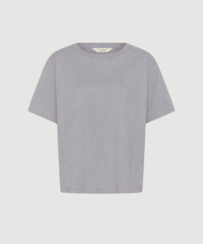 AnnePW T‑Shirt fra Part Two i Medium Grey Melange er en klassisk T‑shirt i økologisk bomuld med loose fit og meleret grå farve. En komfortabel og stilren basis til hverdagsbrug.
