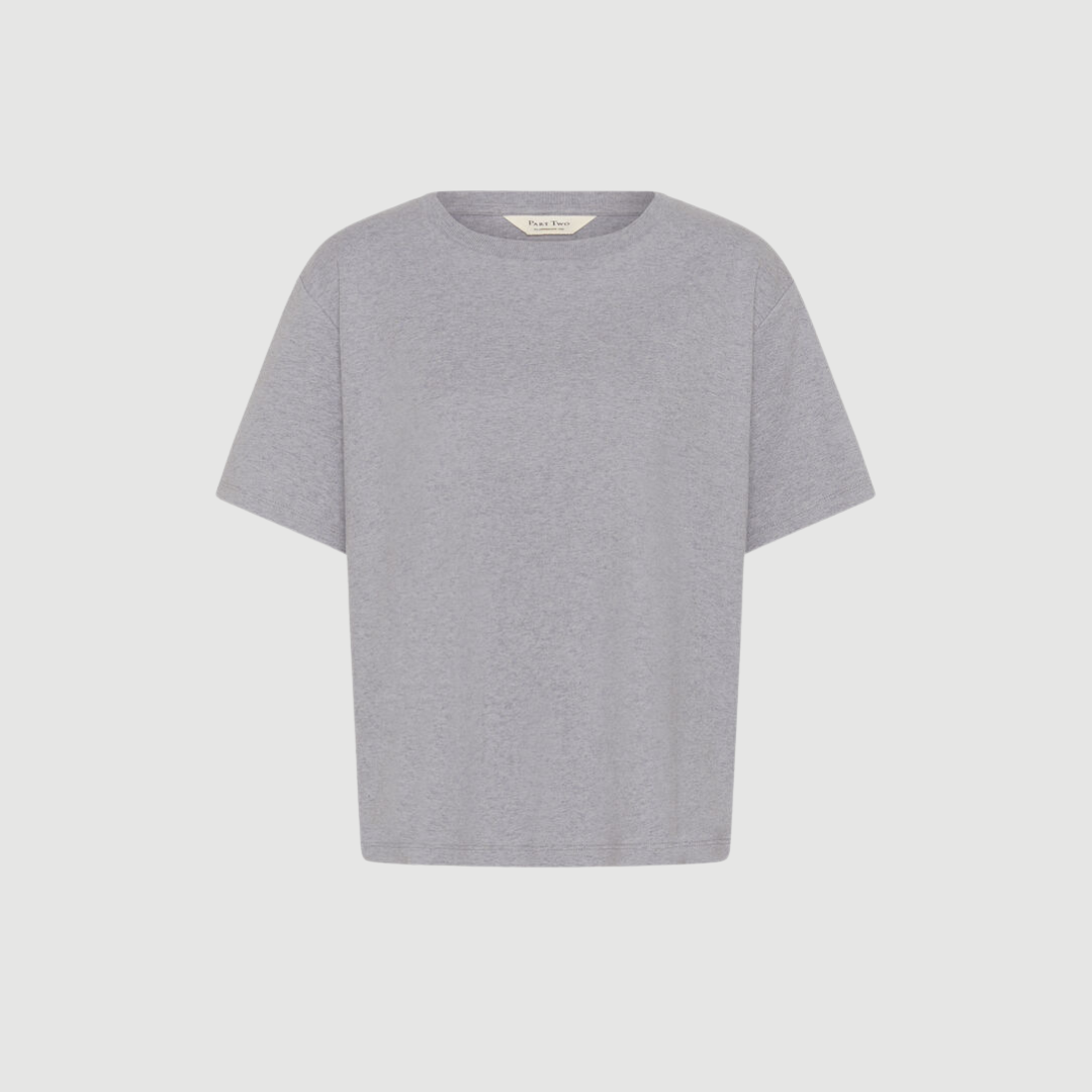 AnnePW T‑Shirt fra Part Two i Medium Grey Melange er en klassisk T‑shirt i økologisk bomuld med loose fit og meleret grå farve. En komfortabel og stilren basis til hverdagsbrug.