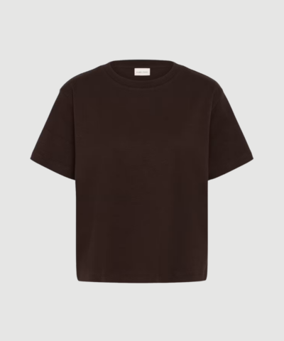AnnePW T‑Shirt fra Part Two i Mole / Brown er en klassisk T‑shirt i økologisk bomuld med loose fit og minimalistisk design. En komfortabel og stilren basis til hverdagen.