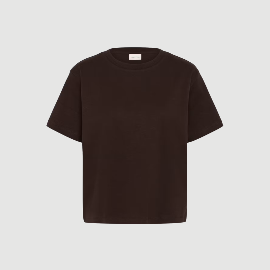 AnnePW T‑Shirt fra Part Two i Mole / Brown er en klassisk T‑shirt i økologisk bomuld med loose fit og minimalistisk design. En komfortabel og stilren basis til hverdagen.