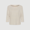 NelaPW T‑Shirt fra Part Two i Eggnog / Grey Stripe er en stribet T‑shirt i økologisk bomuld med bådudskæring og 3/4 ærmer. En stilren og komfortabel basis til hverdagsbrug.