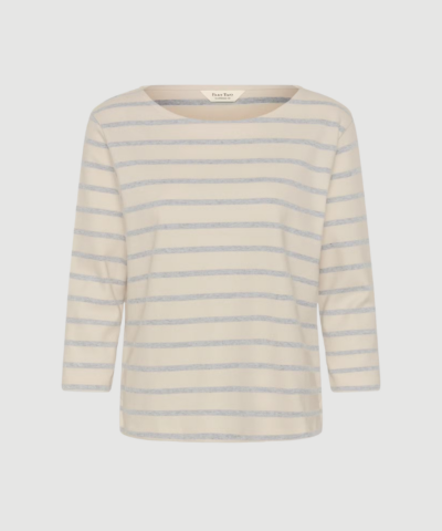 NelaPW T‑Shirt fra Part Two i Eggnog / Grey Stripe er en stribet T‑shirt i økologisk bomuld med bådudskæring og 3/4 ærmer. En stilren og komfortabel basis til hverdagsbrug.