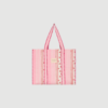 Pricilla Bag fra SISSEL EDELBO i rose er en feminin taske med dekorative detaljer og unikt design. En stilfuld og praktisk taske, perfekt til både hverdag og fritid.