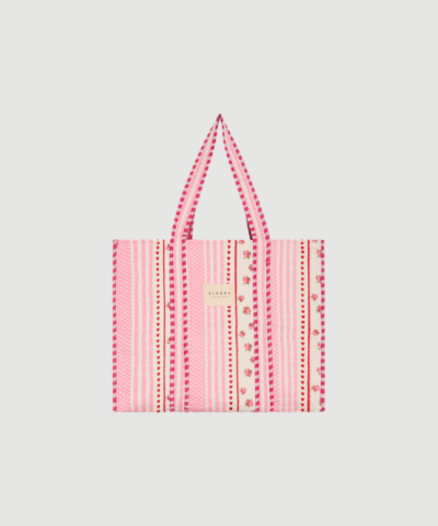 Pricilla Bag fra SISSEL EDELBO i rose er en feminin taske med dekorative detaljer og unikt design. En stilfuld og praktisk taske, perfekt til både hverdag og fritid.