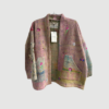 Tyler Sequins Jacket fra SISSEL EDELBO er en unik jakke i upcyclet kantha bomuld med håndsyede pailletter. En farverig og bæredygtig statement‑jakke med løs pasform.