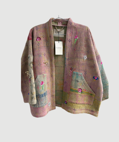 Tyler Sequins Jacket fra SISSEL EDELBO er en unik jakke i upcyclet kantha bomuld med håndsyede pailletter. En farverig og bæredygtig statement‑jakke med løs pasform.