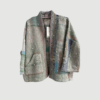 Tyler Sequins Jacket fra SISSEL EDELBO i grønne nuancer er en unik jakke i upcyclet kantha bomuld med håndsyede pailletter. En bæredygtig statement‑jakke med løs pasform.
