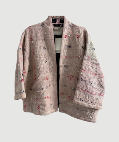 Tyler Sequins Jacket fra SISSEL EDELBO Vintage Kantha Pearl No. 47 er en unik jakke i upcyclet bomuld med håndsyede pailletter. En bæredygtig statement‑jakke med løs pasform.