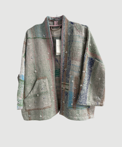 Tyler Sequins Jacket fra SISSEL EDELBO i grønne nuancer er en unik jakke i upcyclet kantha bomuld med håndsyede pailletter. En bæredygtig statement‑jakke med løs pasform.