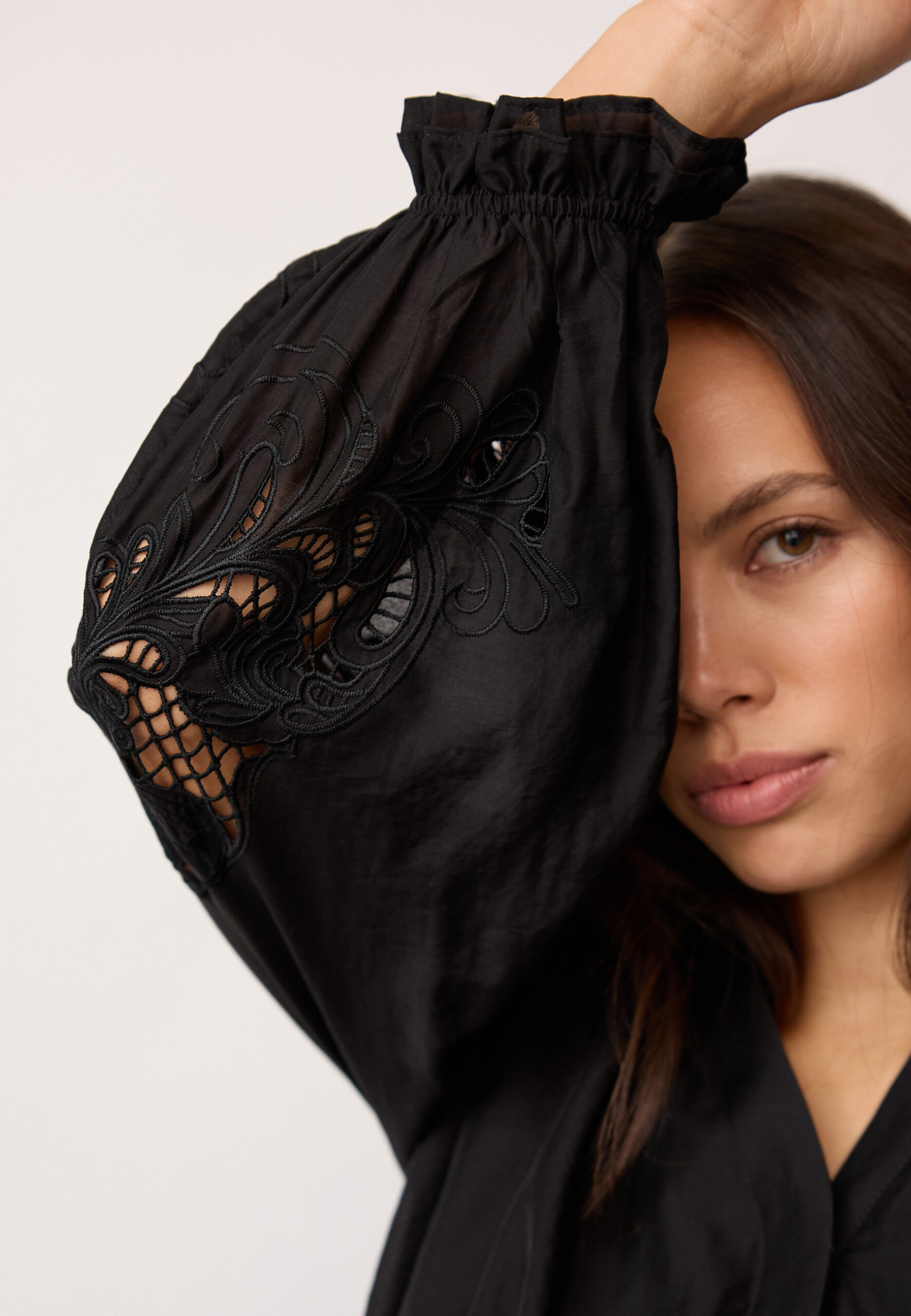 Co'couture - Delin Balloon Emb Shirt - Black - Billede 2