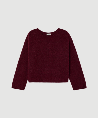 Vitow Sweater fra American Vintage i Dark Red Melange er en blød strik i alpaka- og uldblanding med afslappet pasform. En varm og stilfuld sweater med den populære fluffy Vitow‑kvalitet.