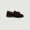 ANGULUS bred loafer med frynser og kvastdetalje i Dark Brown er en klassisk loafer i ruskind med bred pasform og høj komfort. Håndlavet i Portugal med eksklusive detaljer og tidløst design.