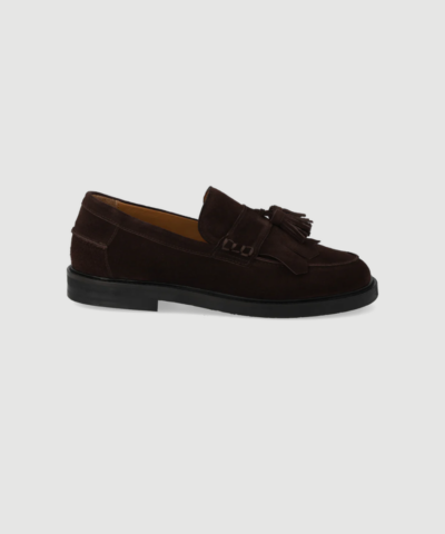 ANGULUS bred loafer med frynser og kvastdetalje i Dark Brown er en klassisk loafer i ruskind med bred pasform og høj komfort. Håndlavet i Portugal med eksklusive detaljer og tidløst design.